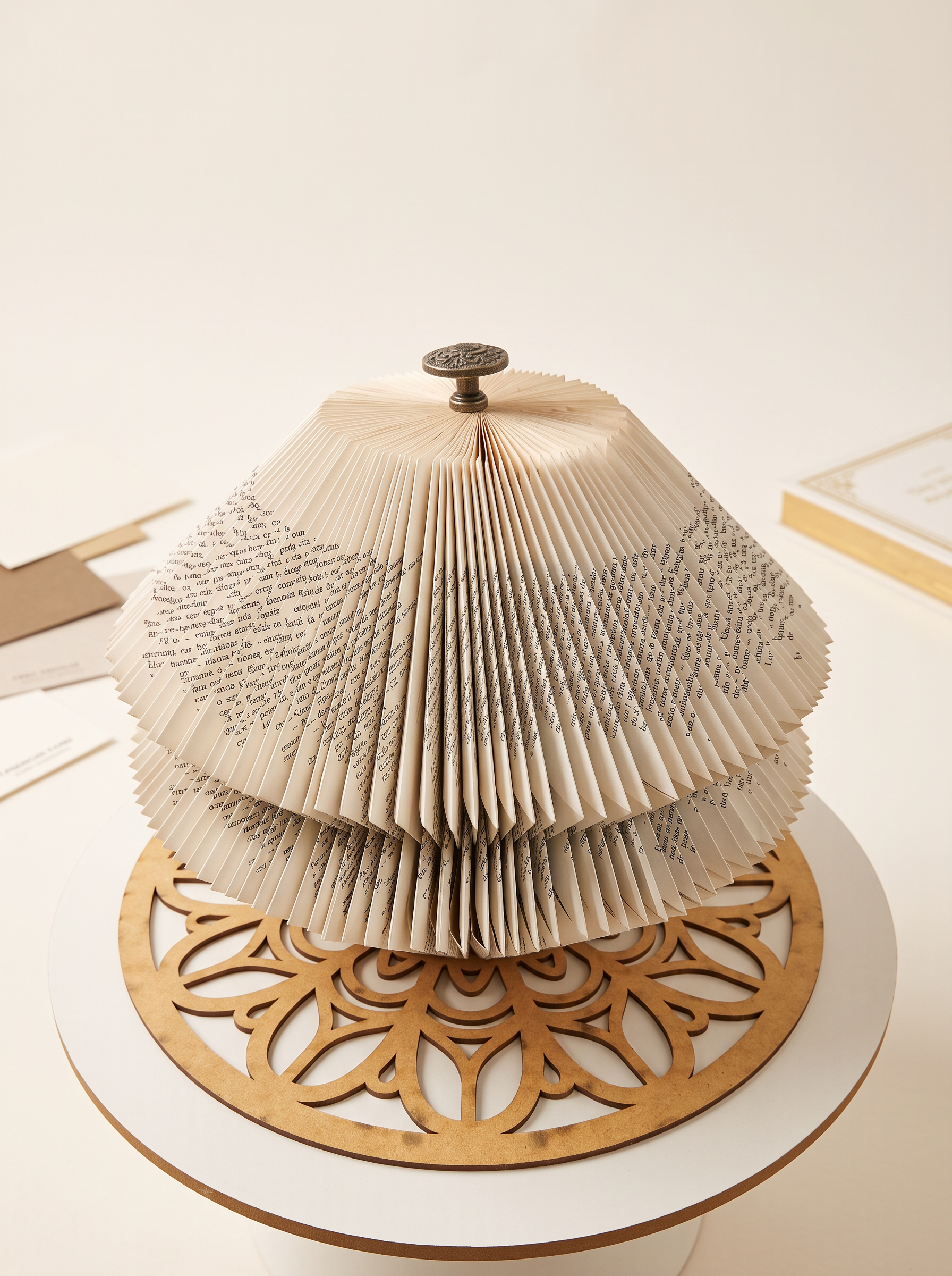 Escultura de bookfolding em forma de torre, com dobras em degraus Escultura de bookfolding em forma de torre, com dobras em degraus