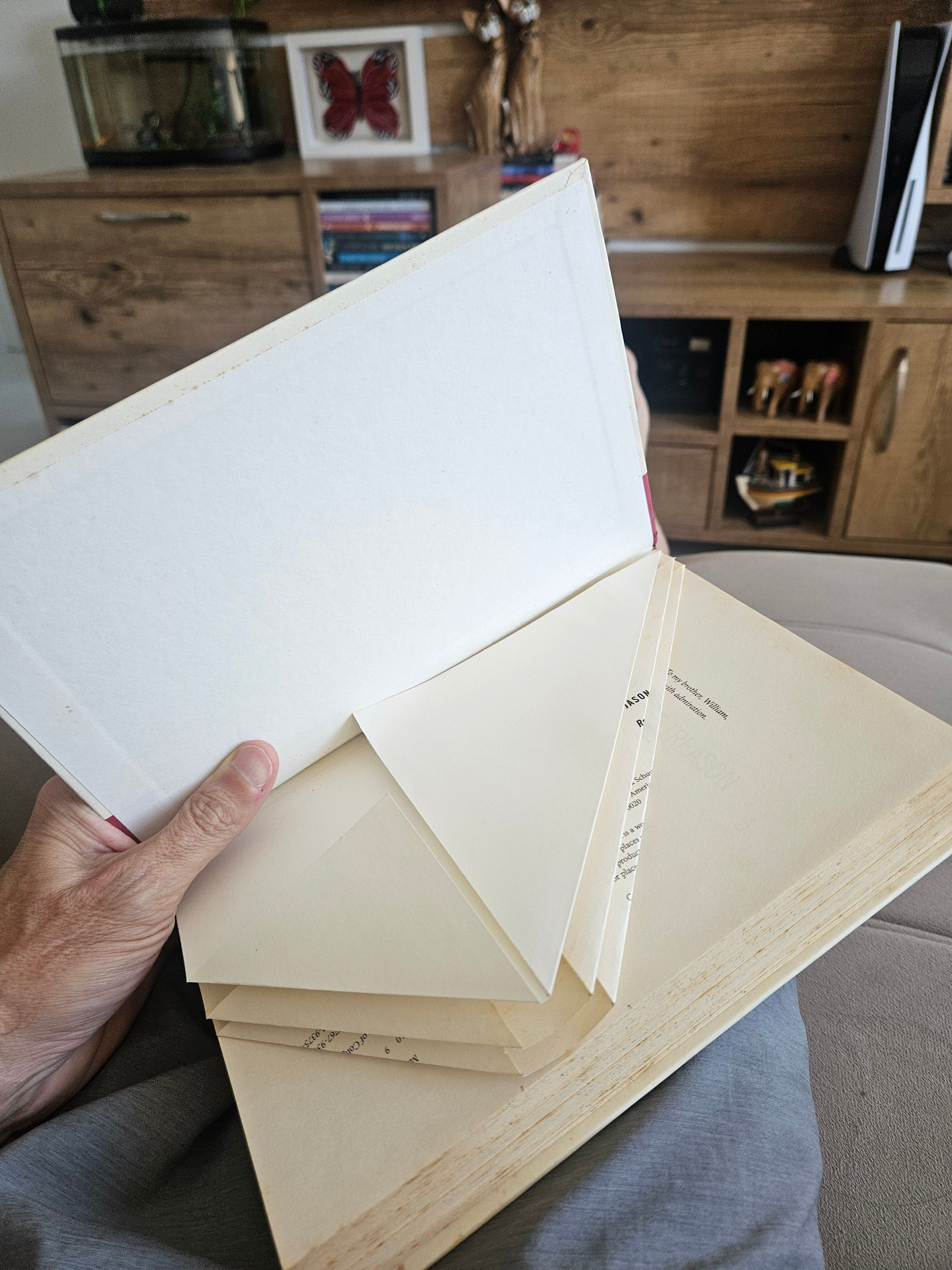 Livro sendo dobrado folha por folha