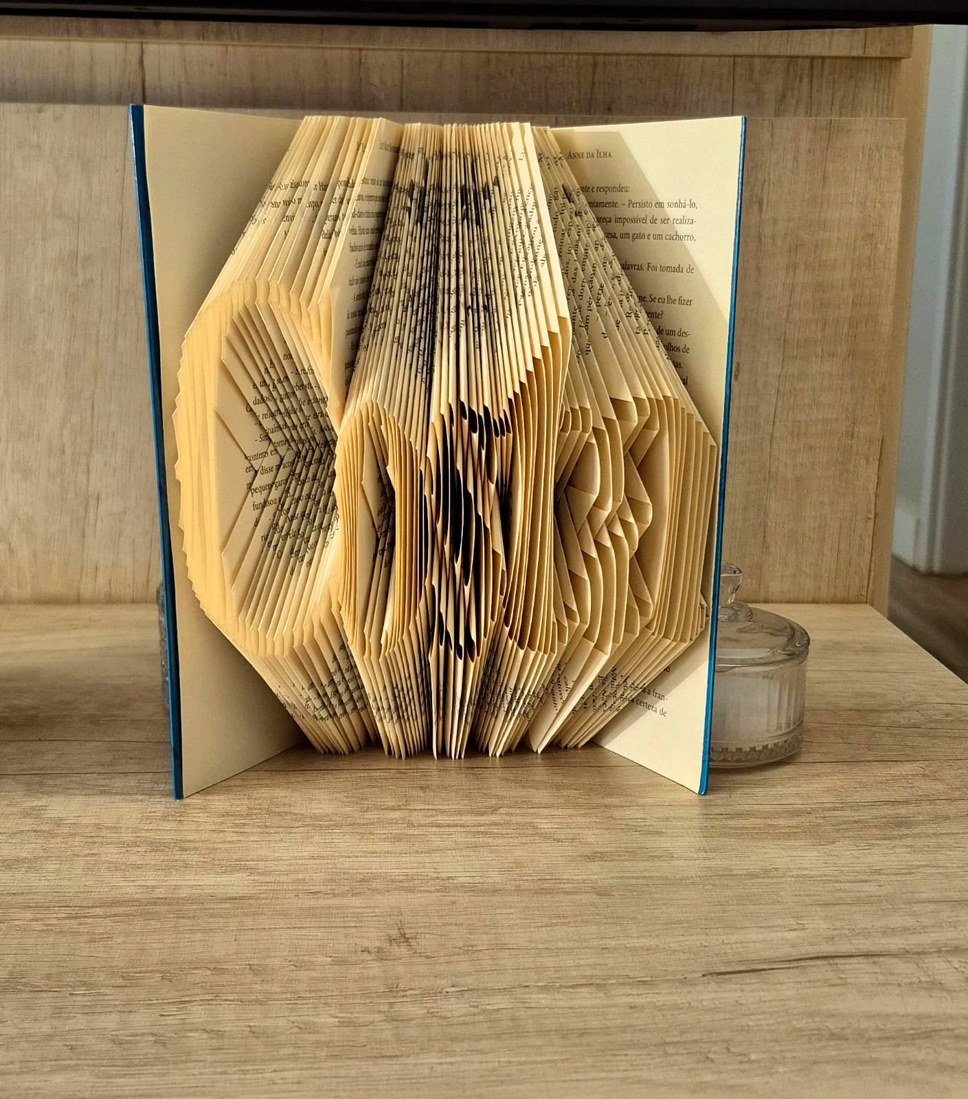Escultura de livro em formato redondo, feita por aluna