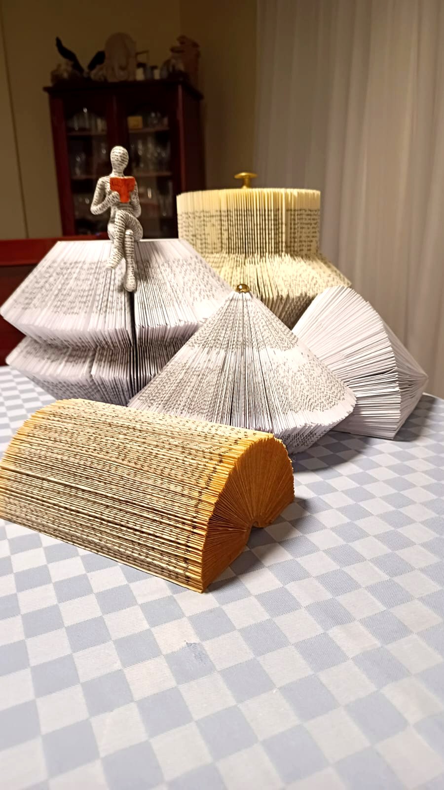 Conjunto de esculturas de livro com boneco leitor, feitas por aluna