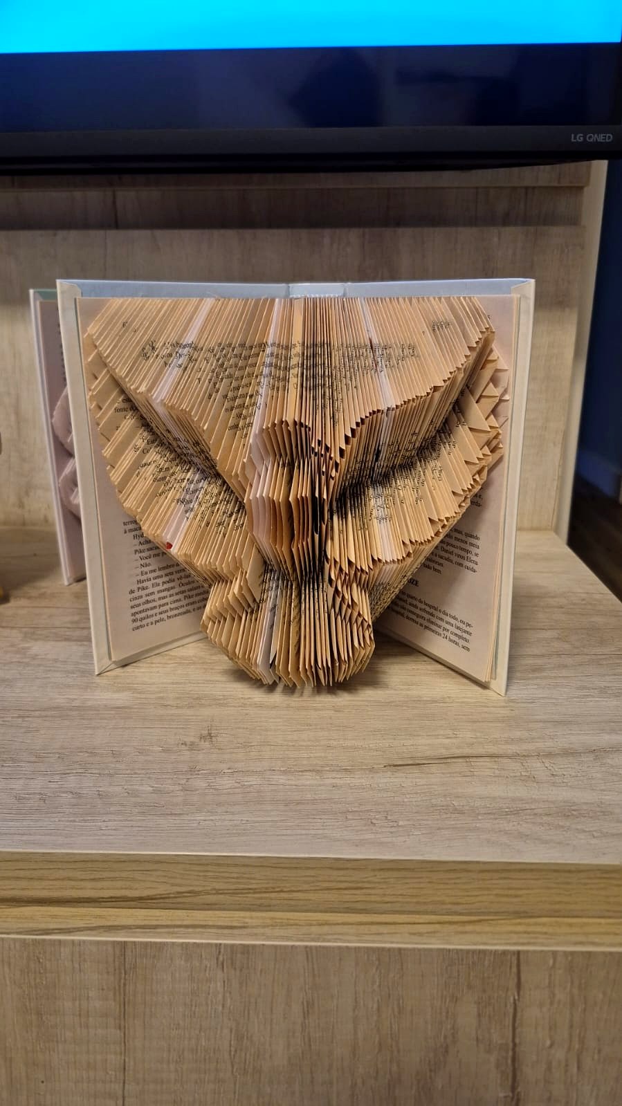 Escultura de livro em formato de vaso, feita por aluna