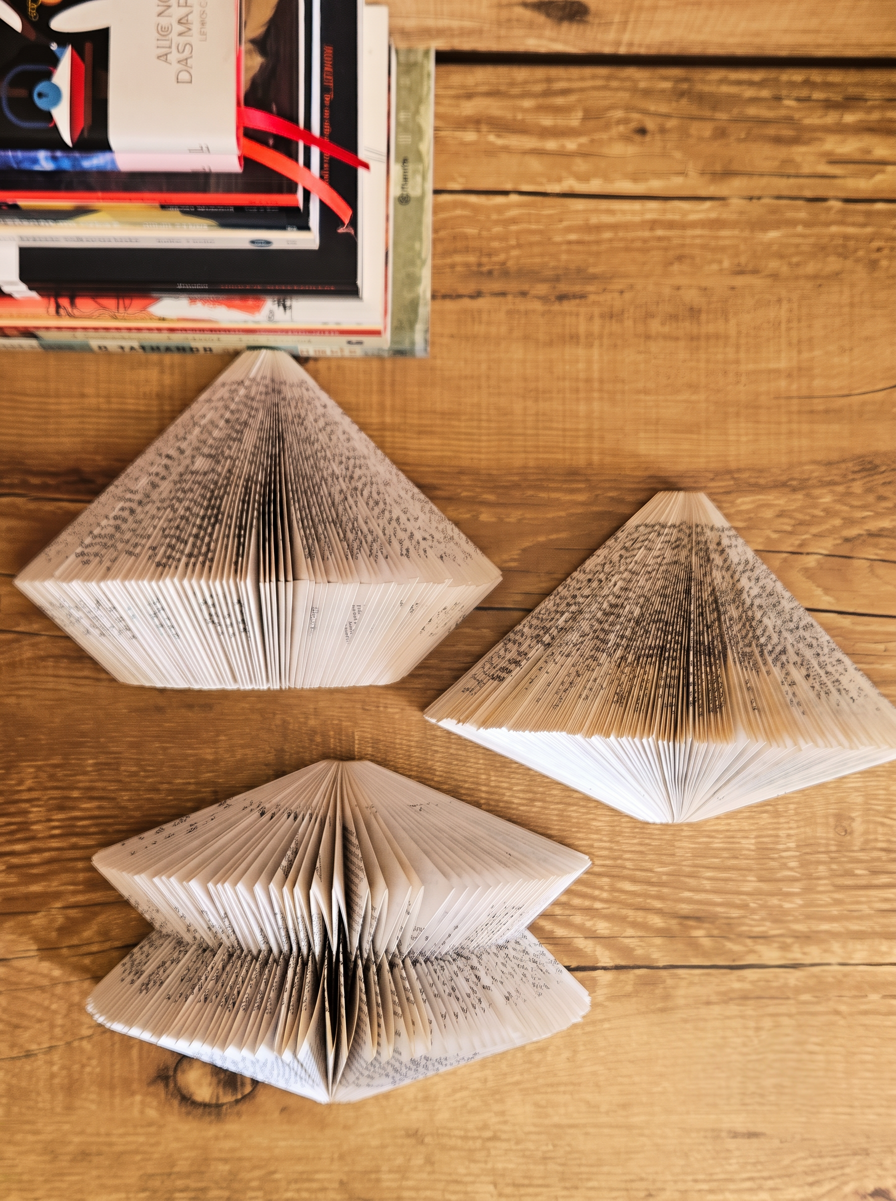 Trio de esculturas de bookfolding lado a lado sobre a mesa Trio de esculturas de bookfolding lado a lado sobre a mesa
