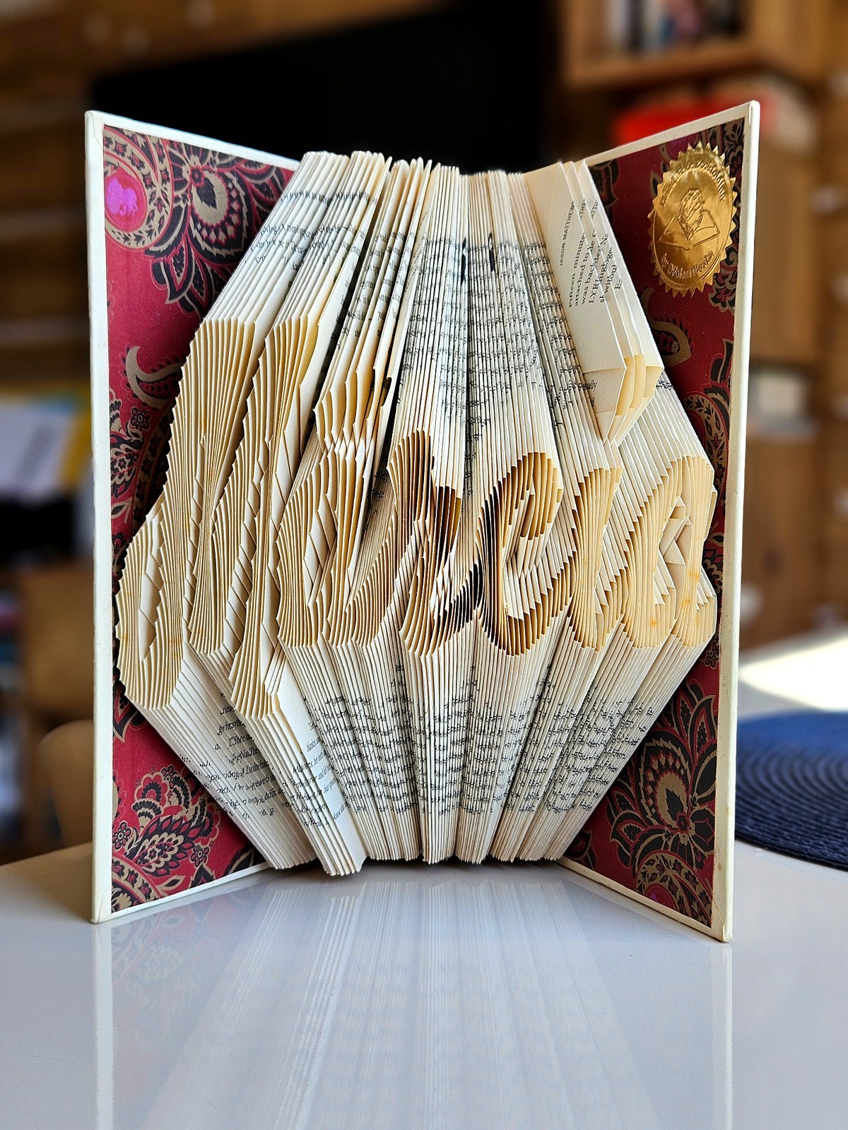 Escultura de livro em forma de coração finalizada